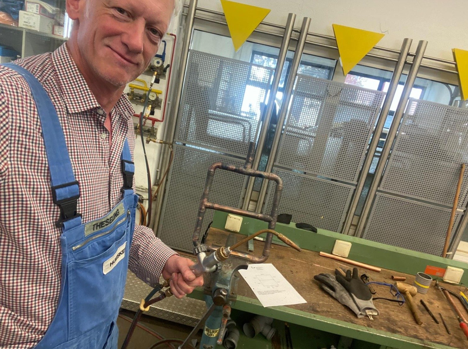 Sascha Theseling bei handwerklicher Arbeit